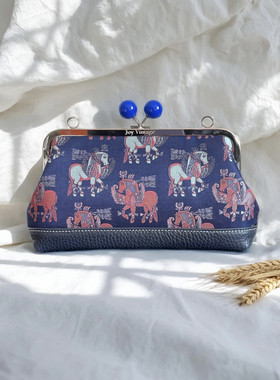 张和才希腊翼马古蜀锦深蓝色牛皮包包，名家新中式手提包