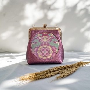 张和才古蜀锦幻彩瑞鹿团花真丝紫红珠光牛皮包包，名家非遗女包