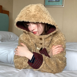 小个子牛角扣连帽羊羔毛绒外套女冬季2026新款流行高级摇粒绒