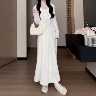 白色长袖针织连衣裙子女秋冬季2025新款巨好看配大衣打底内搭长裙