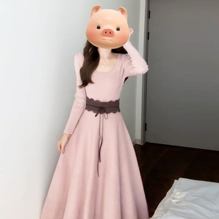 温柔风粉色针织长袖连衣裙子女秋冬2025新款法式内搭打底收腰长裙