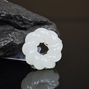 【孤品】七彩云南天然和田玉白色圆环吊坠项链女款简约玉石颈饰