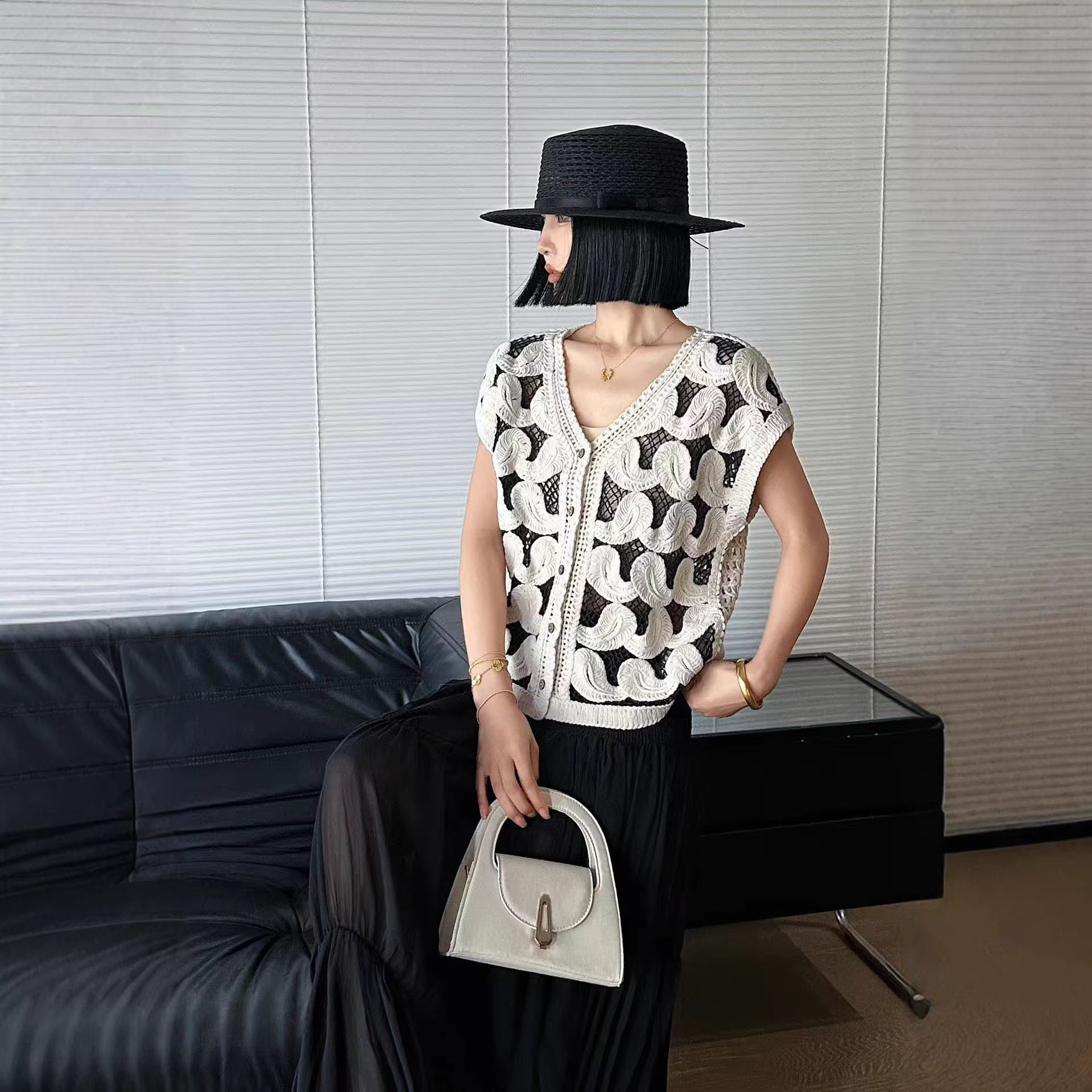 法式镂空花纹钩花针织马甲女春夏度假背心百搭单排扣叠穿无袖上衣