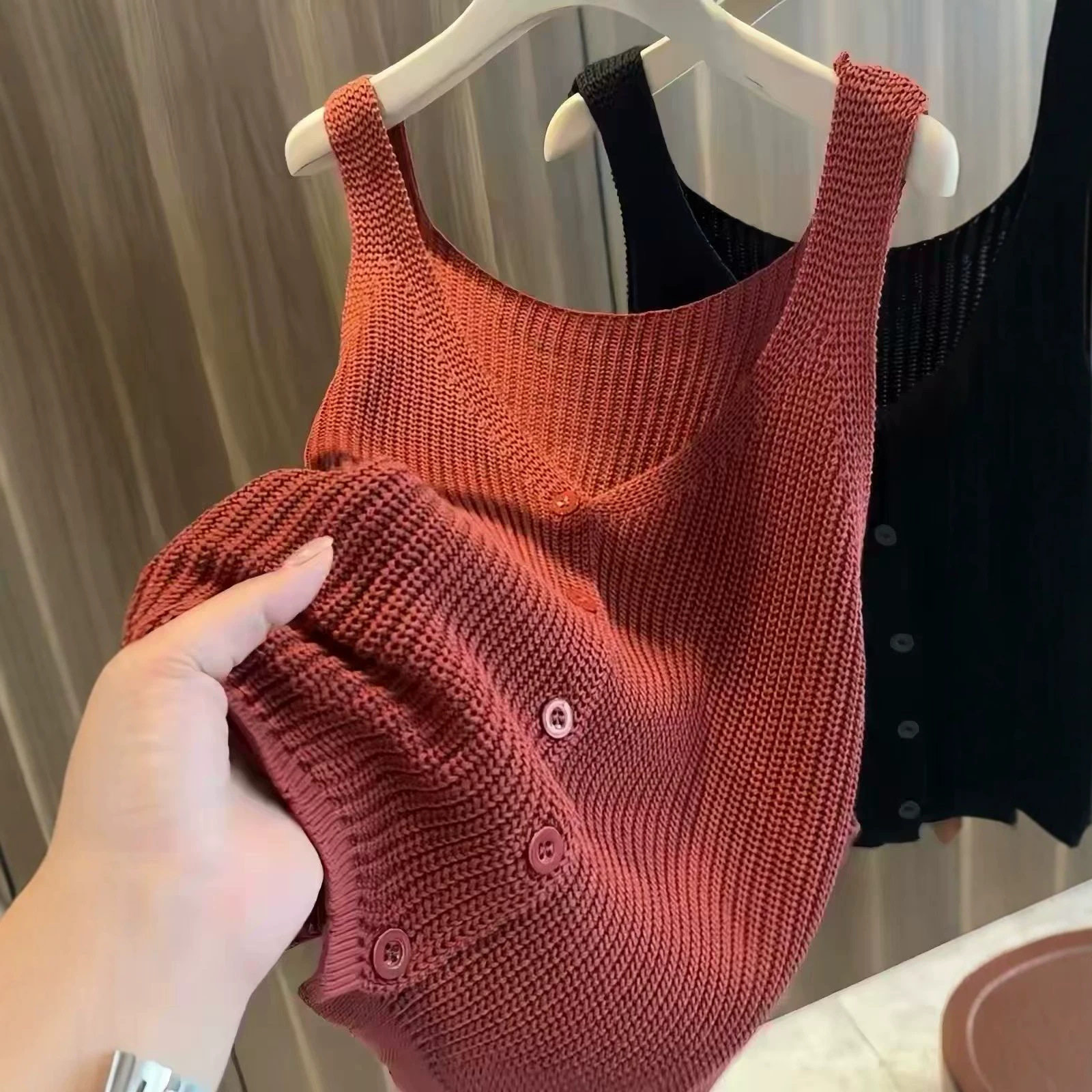 单排扣针织吊带马甲女秋季毛衣背心外穿宽松显瘦无袖坎肩百搭上衣