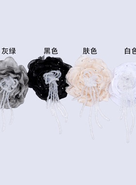 胸针轻纱窗帘点缀优雅