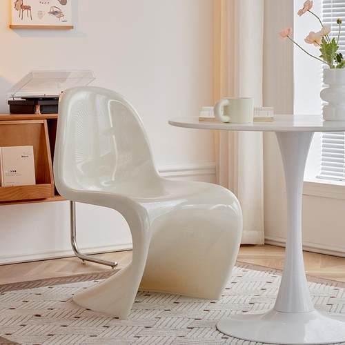 北欧餐椅可叠放梳妆凳子