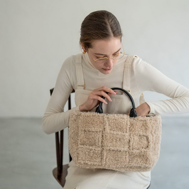 日单贵牌手提包女士宽网状抽绳围巾轻量可爱简单