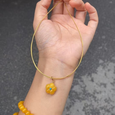 天然蜜蜡花朵吊坠万能扣925银镶蜜蜡花搭配绿松石吊坠项链送女友