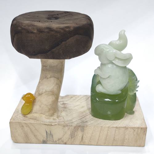 精品收藏天然岫玉花玉兔子蘑菇小摆件天然巧雕小摆件
