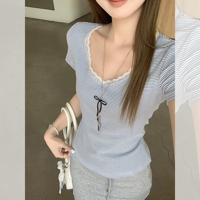 浅蓝条纹撞色蕾丝边正肩短袖t恤女夏季新款修身显瘦别致上衣