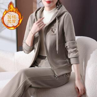 中年妈妈冬装外套春秋中老年运动套装女秋冬加绒加厚时尚高贵卫衣