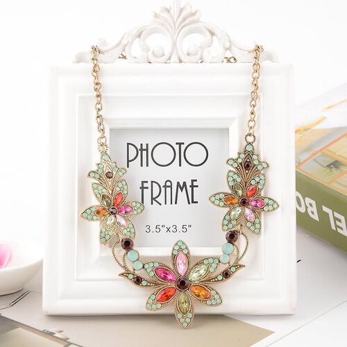 Beautiful flower and diamond pendant ladies necklace