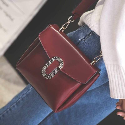 With the same  diagonally straddle bag  woman