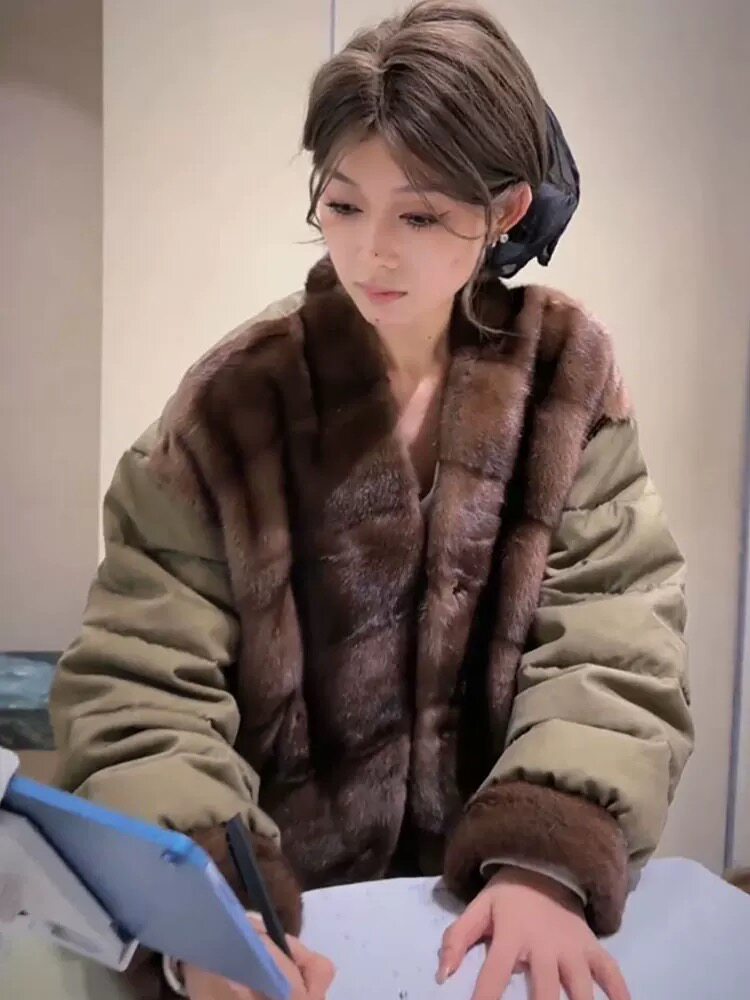 小然同款25冬季高级V领水貂毛羽绒服女白鸭绒外套休闲夹克面包服