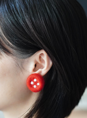 原创手作可爱秋冬毛绒羊毛毡纽扣不对称耳饰耳环饰品银针闺蜜礼物