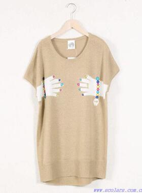 scolar丝柯乐 个性双手抱胸图案短袖中长毛衣  133015