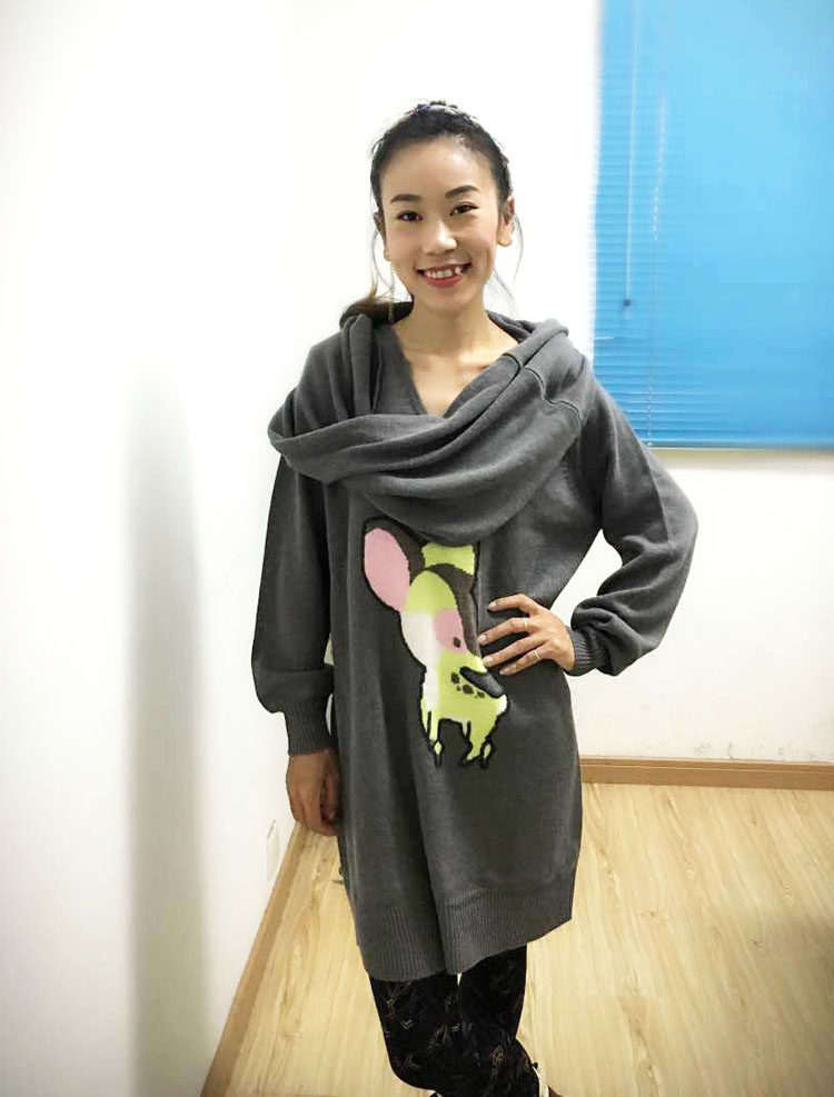 scolar精品女装冬 小鹿卡通图案搭配围巾中长针织套头毛衣 133130