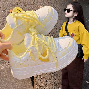 多巴胺奶黄色板鞋女童休闲女鞋中大童软底2026儿童鞋子运动鞋单鞋