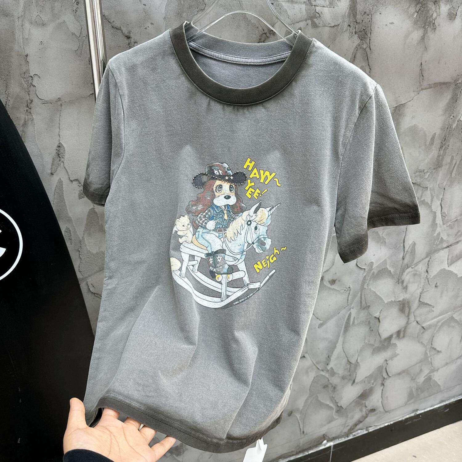 欧洲站女装新款趣味重工钉珠小狗骑马图案减龄做旧正肩短袖上衣潮