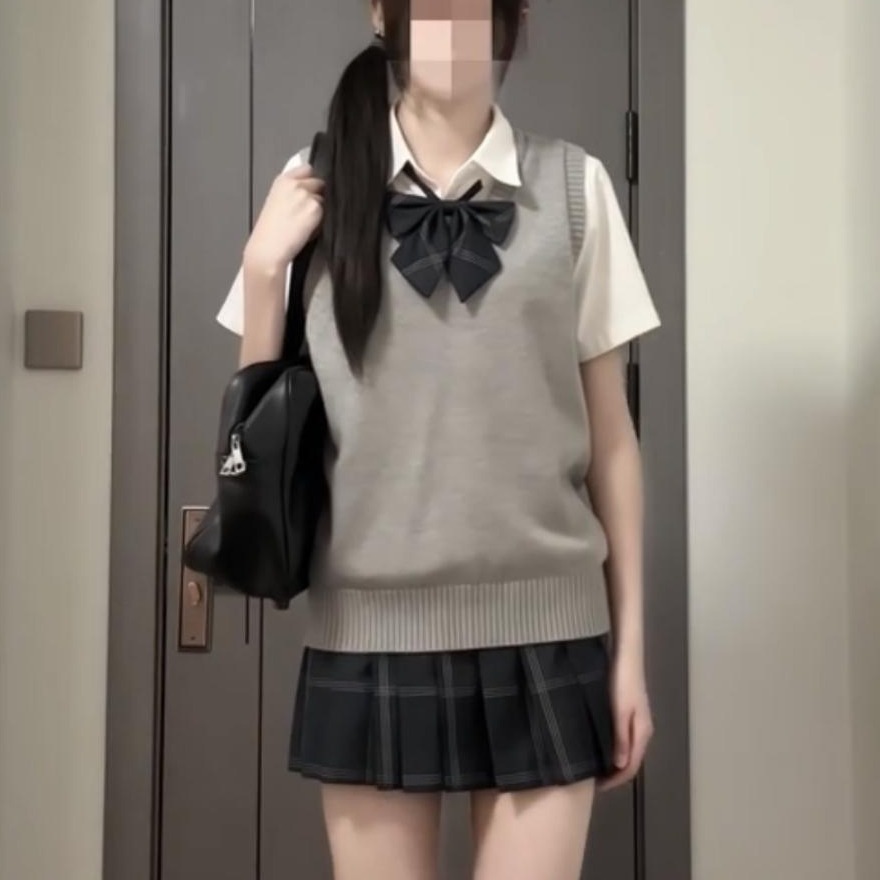 胖MM大码JK制服V领套头针织背心叠穿学生衬衫校供感穿搭格裙短裙