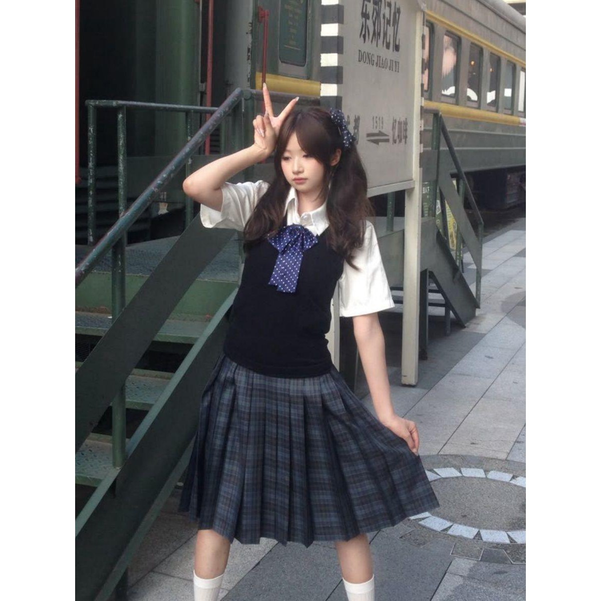 胖MM大码JK制服黑色V领针织背心马甲叠穿衬衫学院风海苔中裙套装