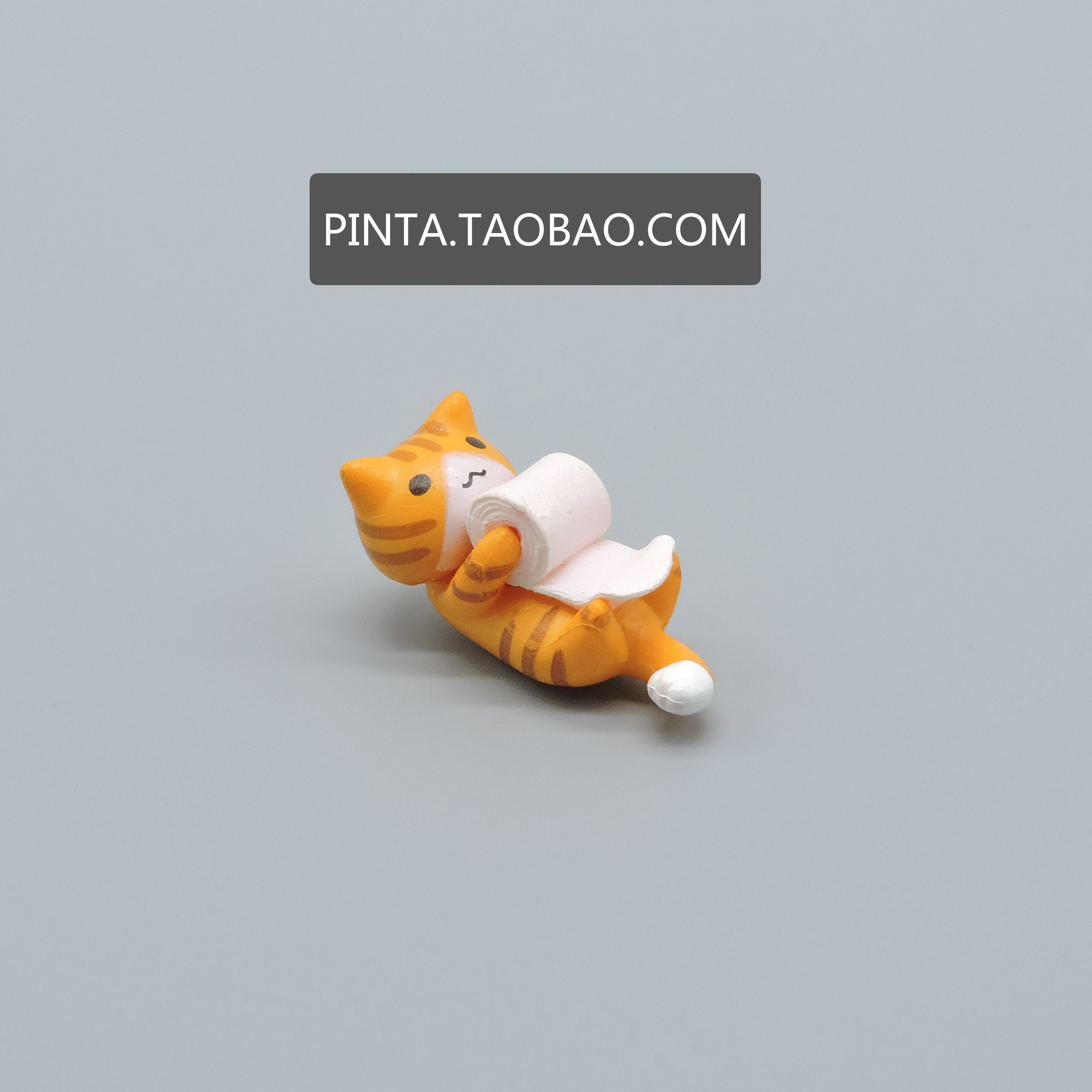 日本正版躺着卷纸的小黄猫 高约3.5厘米 值得收藏 办公桌萌物