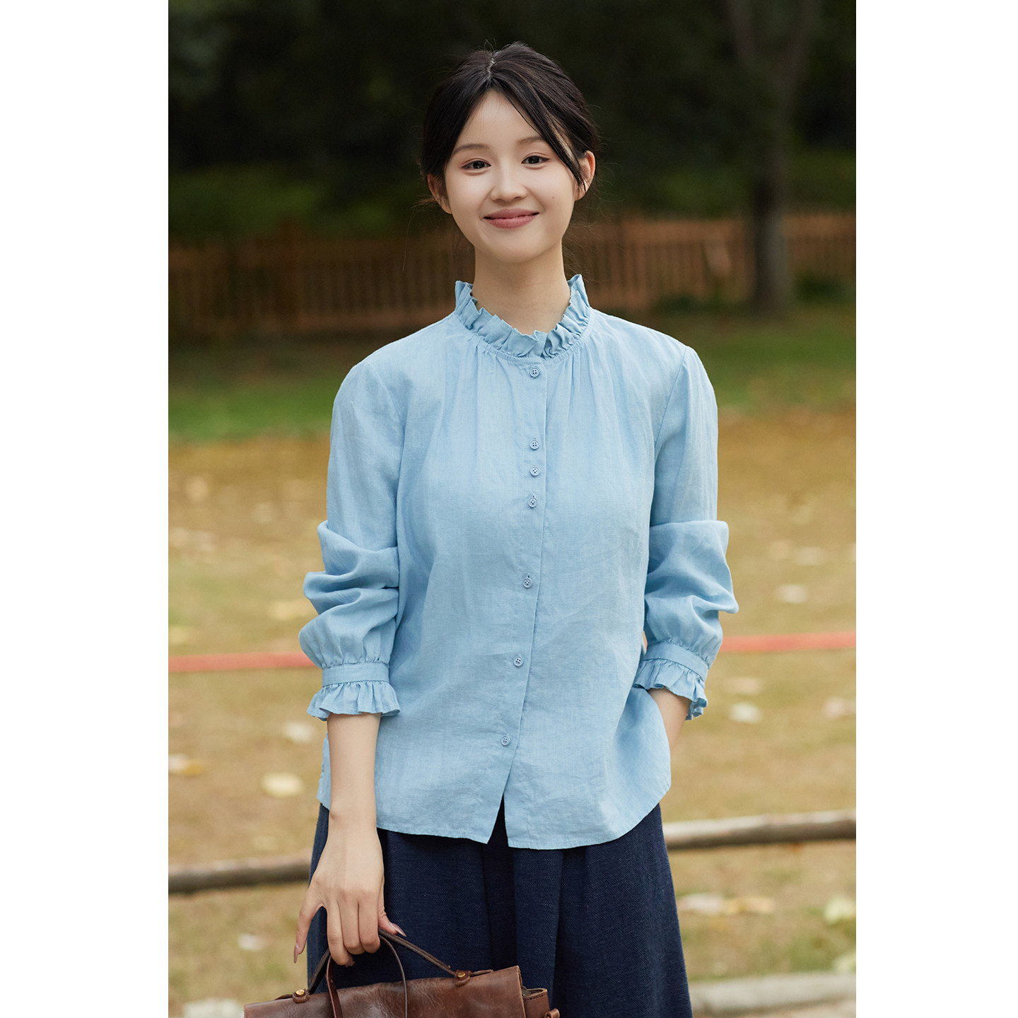 忘城A1076座/蓝色梦幻/秋冬新款14支亚麻正肩花边文艺减龄衬衫女