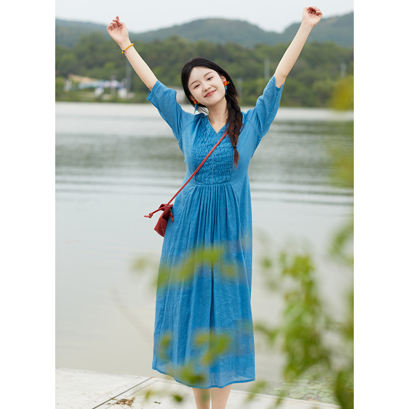 忘城H1216座/海风来信/夏季新款苎麻棉混纺v领正肩褶皱连衣裙长款