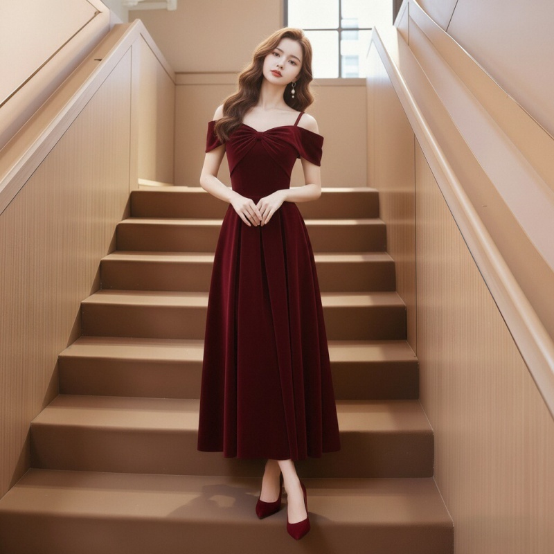 气质一字肩丝绒敬酒服酒红色长裙