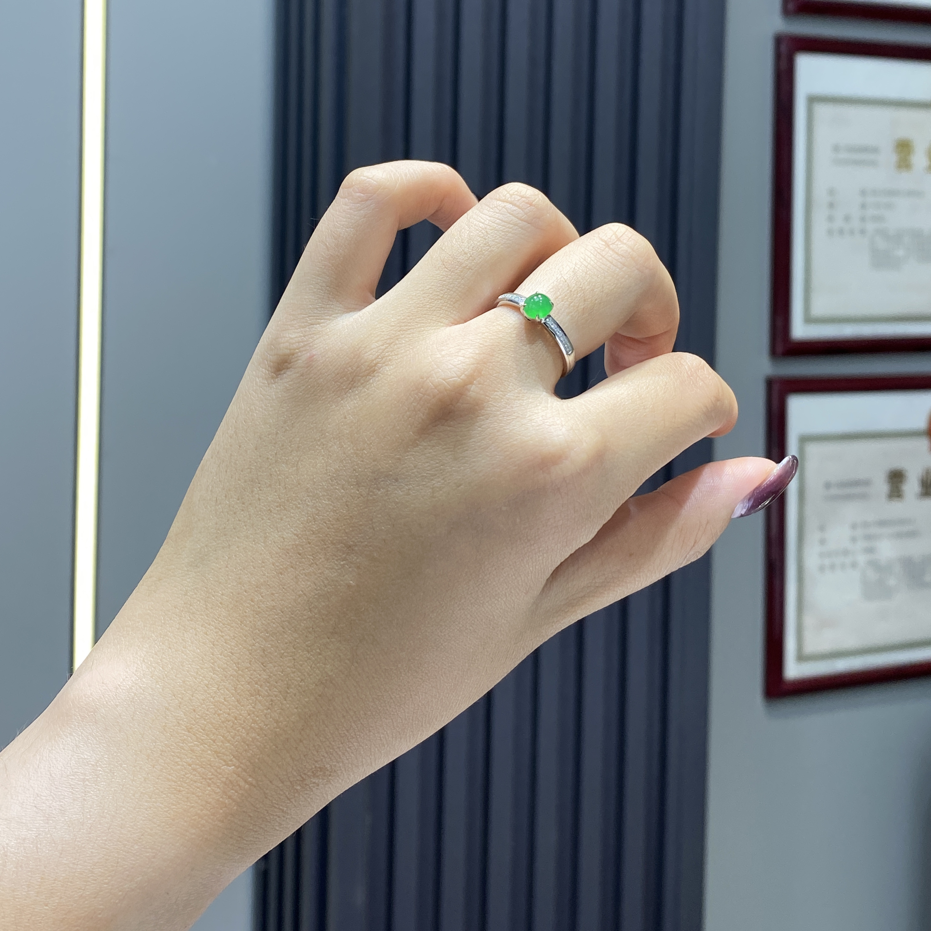 泗隆珠宝-天然A货翡翠蛋面戒指 18K冰种满绿翡翠戒指女款