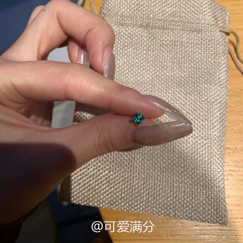 「迷情薄荷」绿色锆石爆闪菱形耳钉复古轻奢养耳洞小巧耳环耳饰女