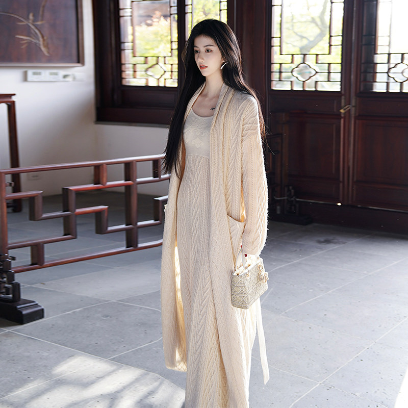 澄渔高定【云之鹭羽】新中式美利奴羊毛绞花针织吊带裙开衫套装