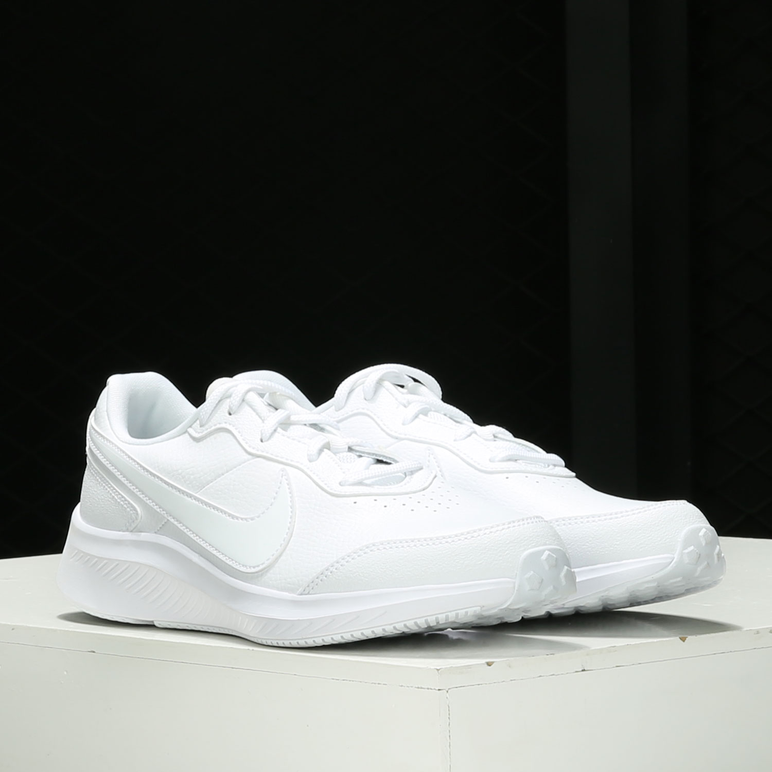 耐克大童低帮运动跑步鞋