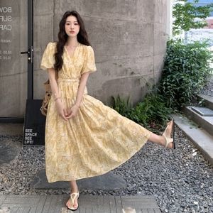 日系俏皮黄色碎花连衣裙女2025夏季新款度假风泡泡袖设计感中长裙图片