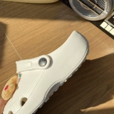 Милые ультрамягкие летние нескользящие тапочки в стиле Crocs, мюли на платформе, женские тапочки, женский стиль, подходят для носки на улице, антибактериальная пропитка, закрытый носок