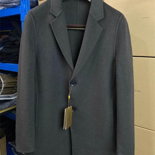 商场实体专柜品牌挺阔呢子大衣