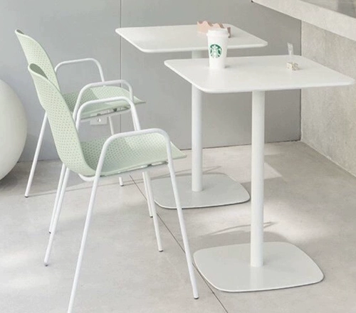 Белый обеденный стол KFC и стул.