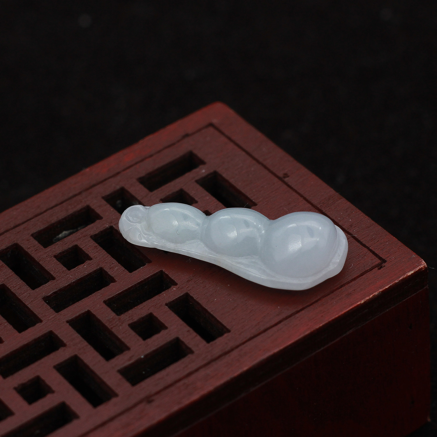 工厂直销 缅甸a货翡翠玉器 糯种白玉福豆四季豆平安豆吊坠 包邮