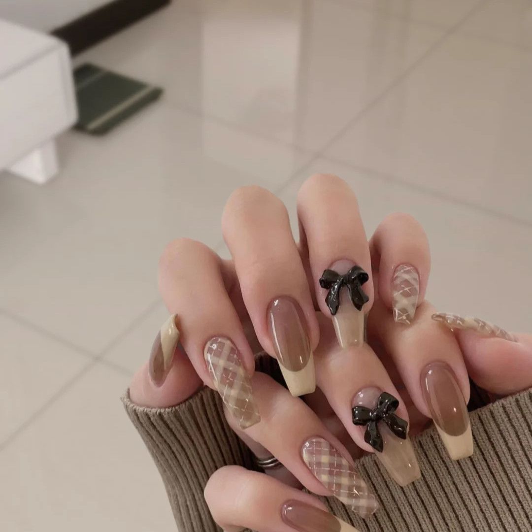 秋冬焦糖咖啡色蝴蝶结菱格半手工穿戴指甲INS气质贴片美甲显白