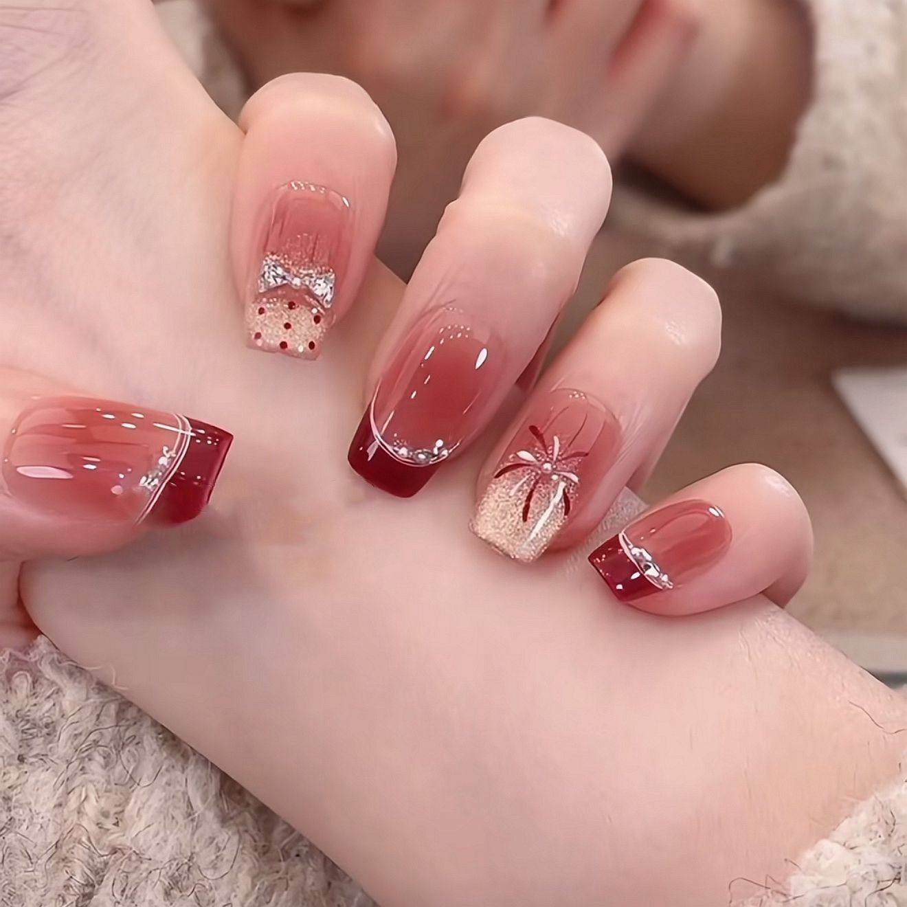 新年烟花法式酒红晕染波点蝴蝶结闪钻高级感手工穿戴美甲显白气质