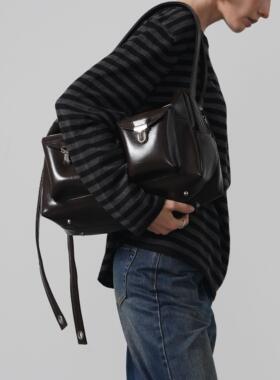 2LINKS｜环保可持续原料 水性pu 极简深咖色 大容量邮差包