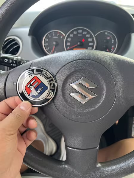 适用铃木天语SX4尚悦雨燕启悦锋驭新奥拓方向盘标志改装装饰车标