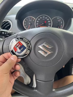适用铃木天语SX4尚悦雨燕启悦锋驭新奥拓方向盘标志改装装饰车标