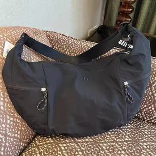lululemon large slouchy sling bag  13L. 新款斜挎牛角包