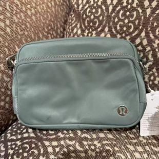 lululemon everywhere crossbody bag metal hardware 背包斜挎包