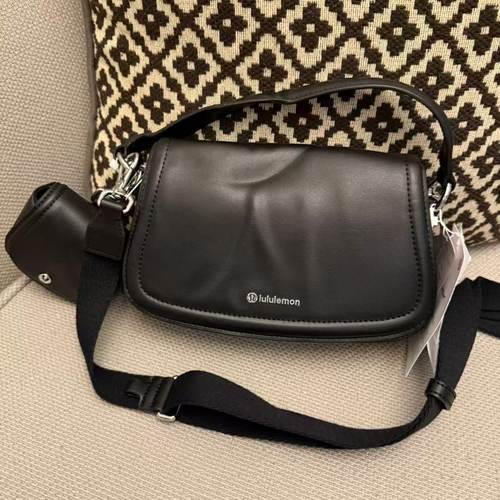 lululemon cactus leather mini bag 斜挎小包 耳机包 有压痕如图