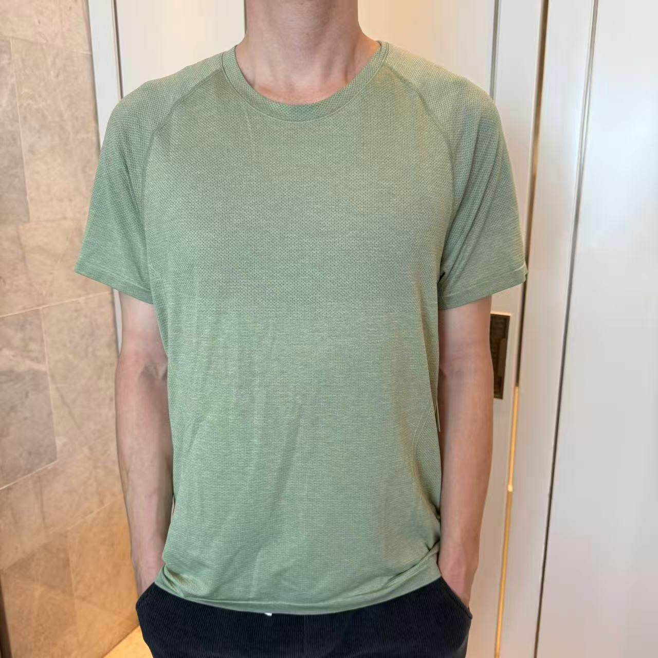 Lululemon Metal Vent tech short sleeve 2.0  男款运动T恤 - 实物图