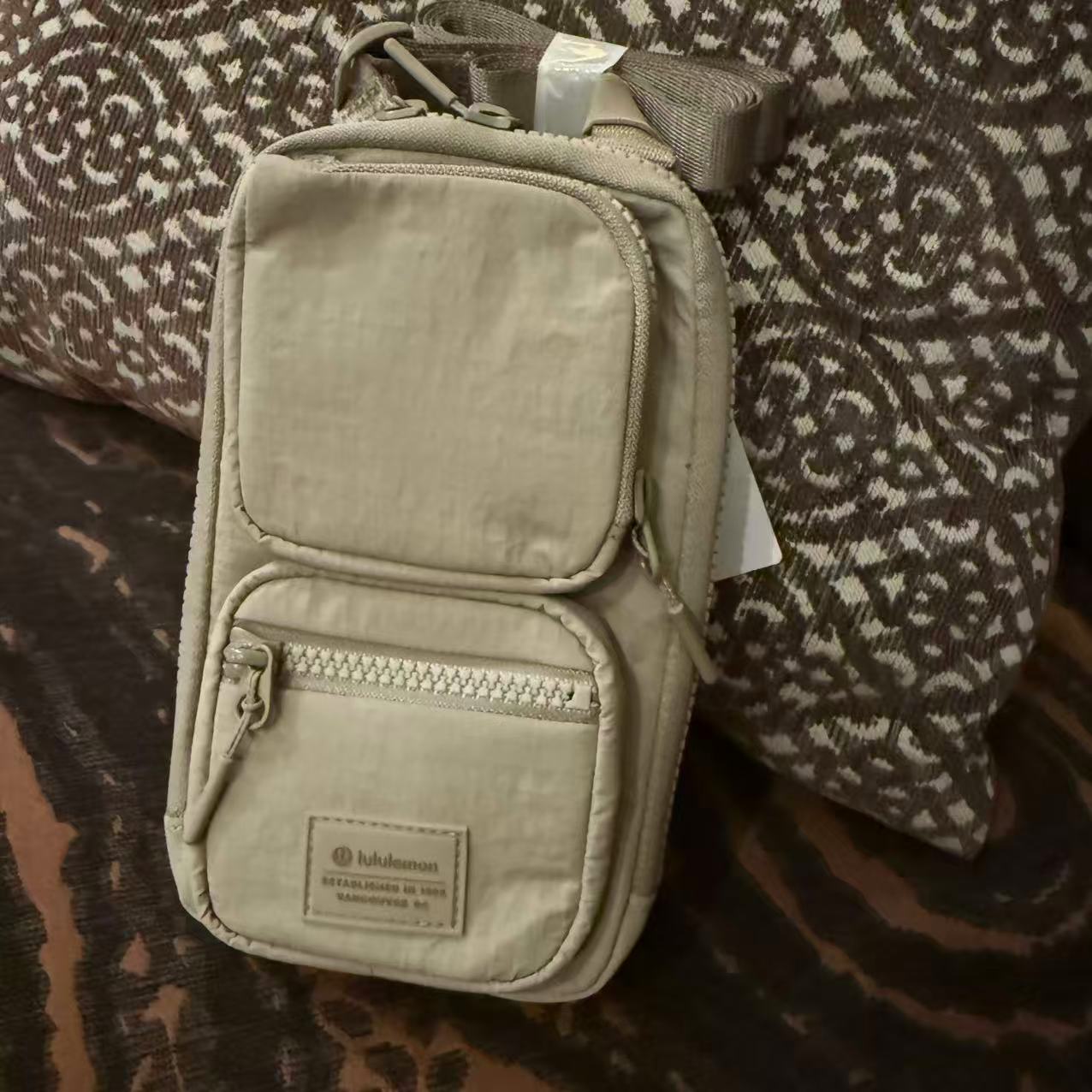 lululemon multi-pocket phone crossbody 多口袋手机包 斜挎包