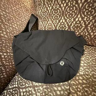 2024新款 lululemon curved 磁吸斜挎包 饺子包 健身运动骑行包