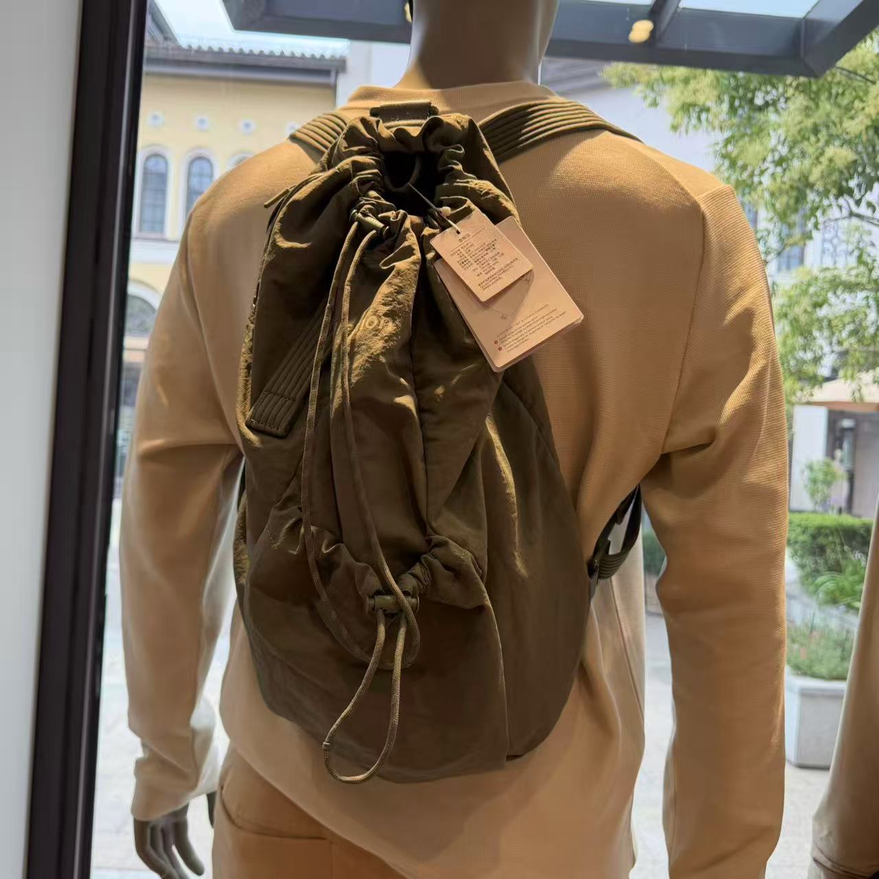 lululemon 2-in-1 convertible backpack 多用途背包 瑜伽垫包图片